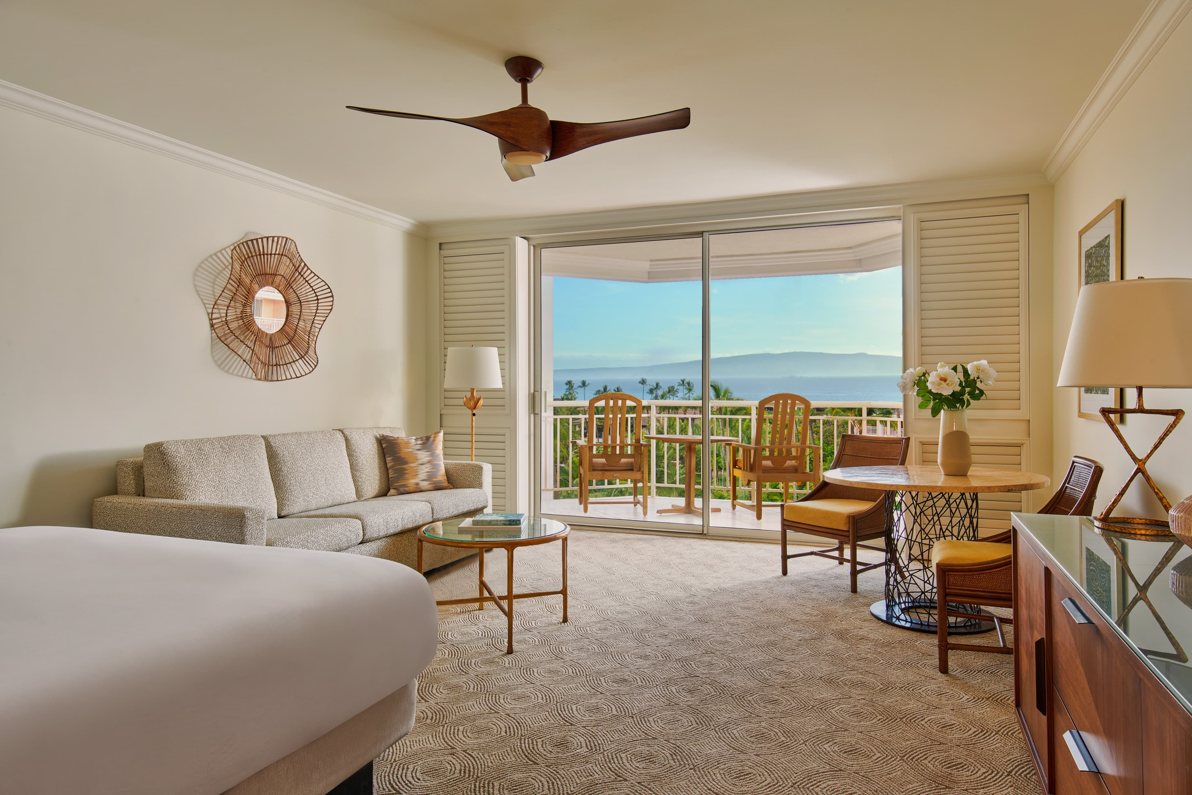 King Deluxe Ocean View guest room at Grand Wailea
